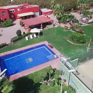 villa-de-tres-casas-con-padel-campo-de-futbol-volley.top-hotels-tarragona.com/
